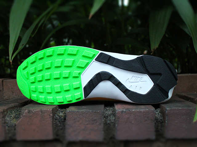 AIR HUARACHE LIGHT “ATOMIC MANGO”01