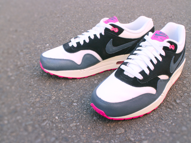 NIKE WMNS AIR MAX 1 ESSENTIAL “WHITE/DK ARMRY BLUE-PNK FL-BLK”01