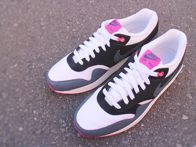 NIKE WMNS AIR MAX 1 ESSENTIAL “WHITE/DK ARMRY BLUE-PNK FL-BLK”01