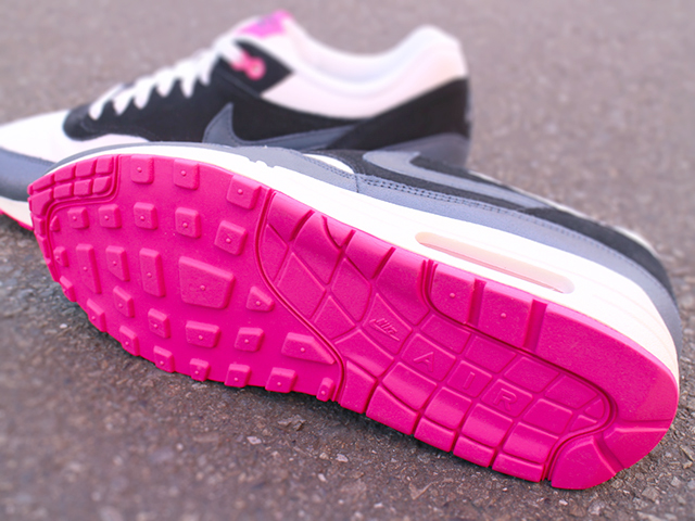 NIKE WMNS AIR MAX 1 ESSENTIAL “WHITE/DK ARMRY BLUE-PNK FL-BLK”01