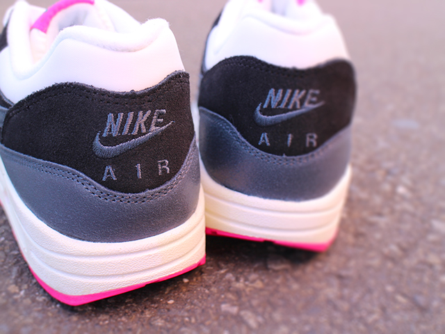 NIKE WMNS AIR MAX 1 ESSENTIAL “WHITE/DK ARMRY BLUE-PNK FL-BLK”01