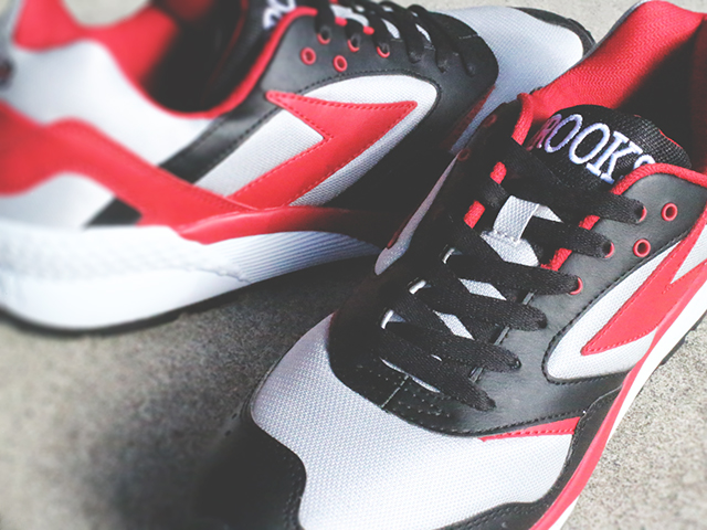 BROOKS HERITAGE MOJO “BLACK/TRUE RED/LUNAR ROCK”01