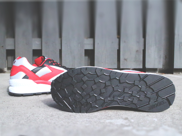 BROOKS HERITAGE MOJO “BLACK/TRUE RED/LUNAR ROCK”01