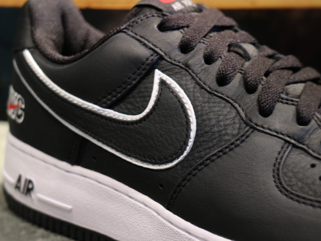 NIKE AIR FORCE 1 LOW RETRO “NYC/BLACK/BLACK-WHITE-VARSITY RED”01