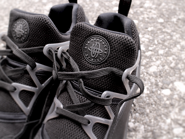 NIKE WMNS AIR HUARACHE LIGHT PRM “BLACK/BLACK”01