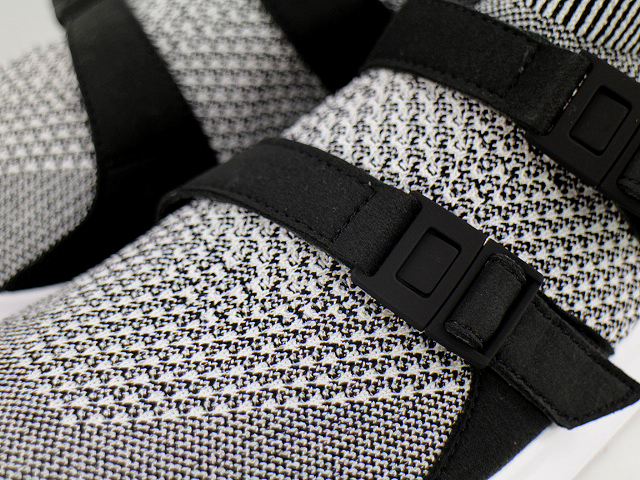 WMNS AIR SOCKRACER FLYKNIT 896447-002 - 5