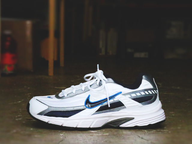 NIKE INITIATOR “WHITE/OBSIDIAN-METALLIC COOL GREY”01