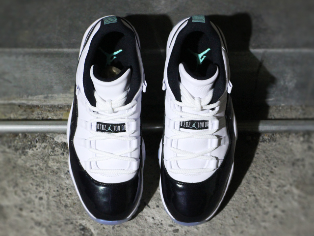 AIR JORDAN 11 RETRO LOW”IRIDESCENT”01