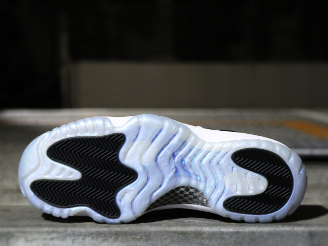 AIR JORDAN 11 RETRO LOW”IRIDESCENT”01