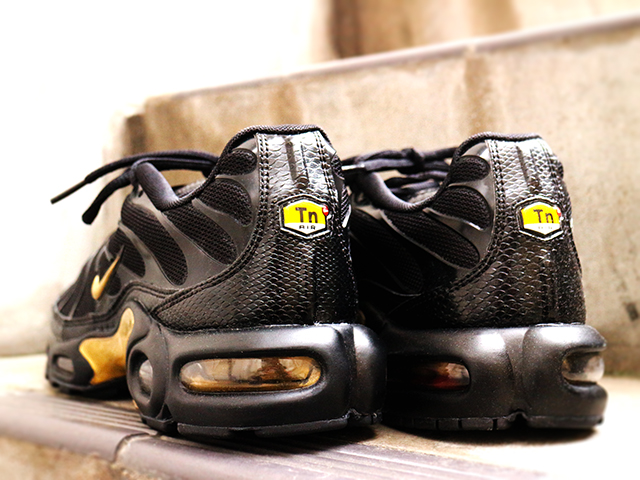 AIR MAX PLUS “BLACK/METALLIC GOLD”01