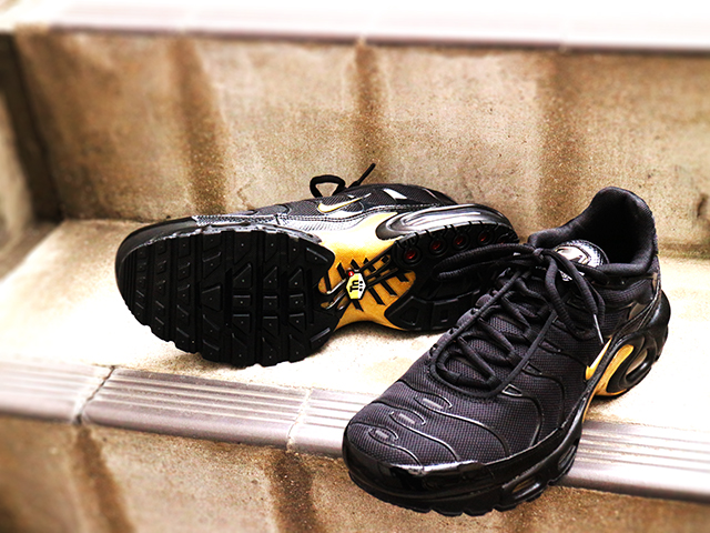 AIR MAX PLUS “BLACK/METALLIC GOLD”01