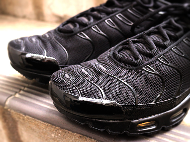 AIR MAX PLUS “BLACK/METALLIC GOLD”01