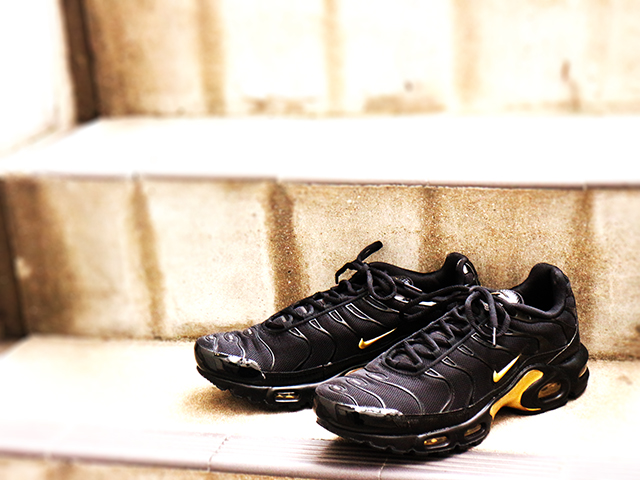 AIR MAX PLUS “BLACK/METALLIC GOLD”01