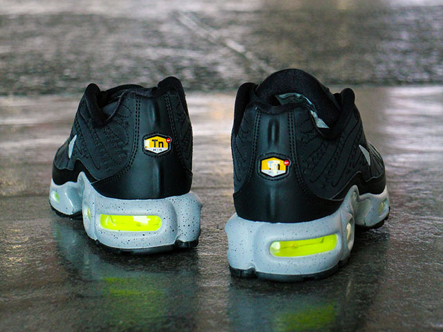 AIR MAX PLUS PRM “BLACK/MATTE SILVER-VOLT”01