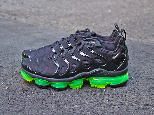 AIR VAPORMAX PLUS “BLACK/VOLT”01