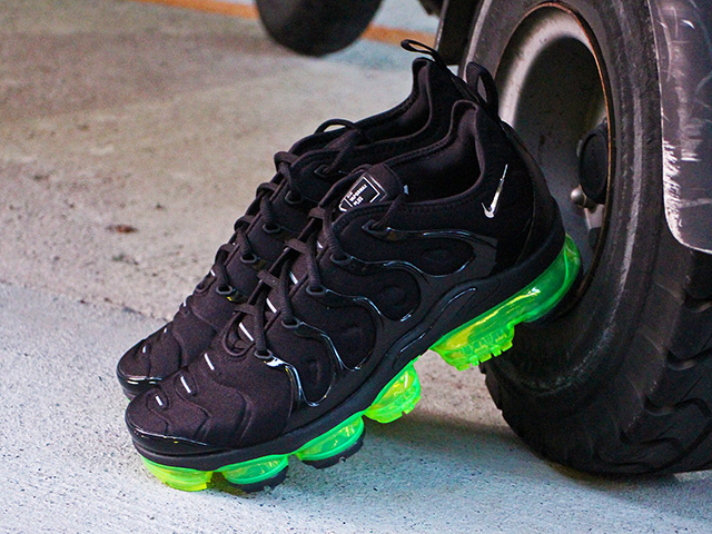 AIR VAPORMAX PLUS “BLACK/VOLT”01