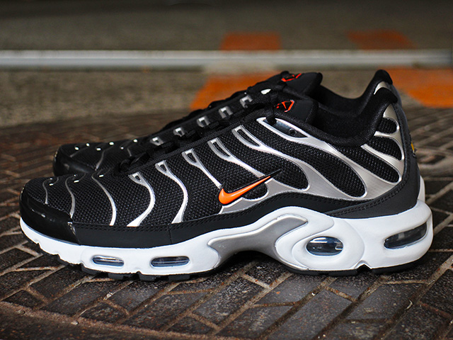 AIR MAX PLUS TN SPECIAL EDITION “BLACK/HYPER CRIMSON”01