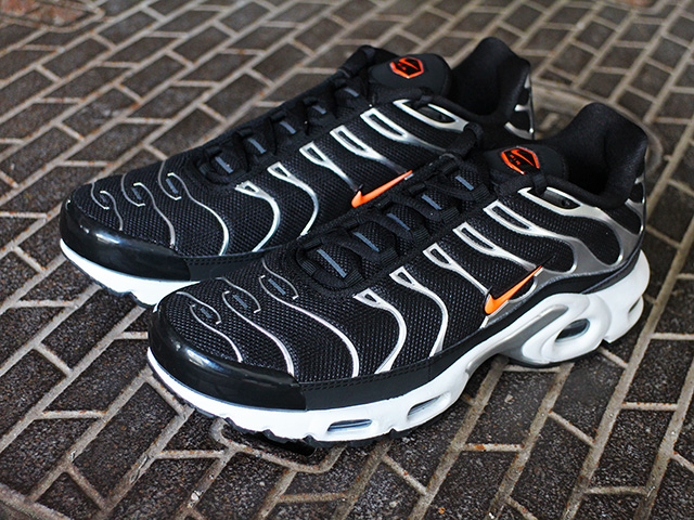 AIR MAX PLUS TN SPECIAL EDITION “BLACK/HYPER CRIMSON”01