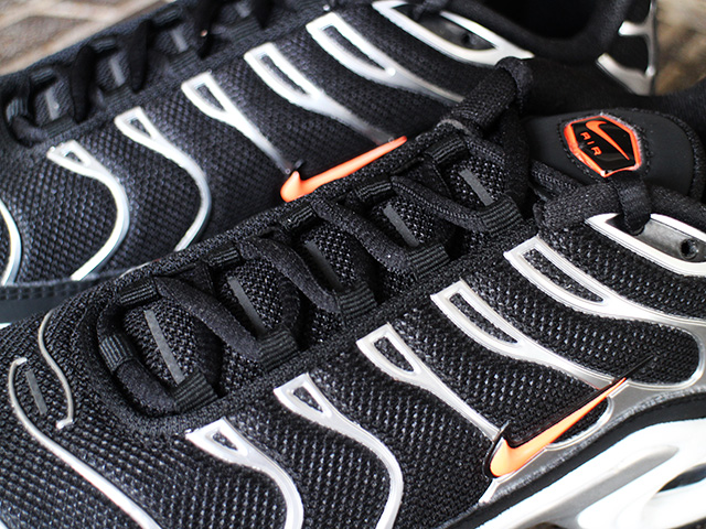 AIR MAX PLUS TN SPECIAL EDITION “BLACK/HYPER CRIMSON”01