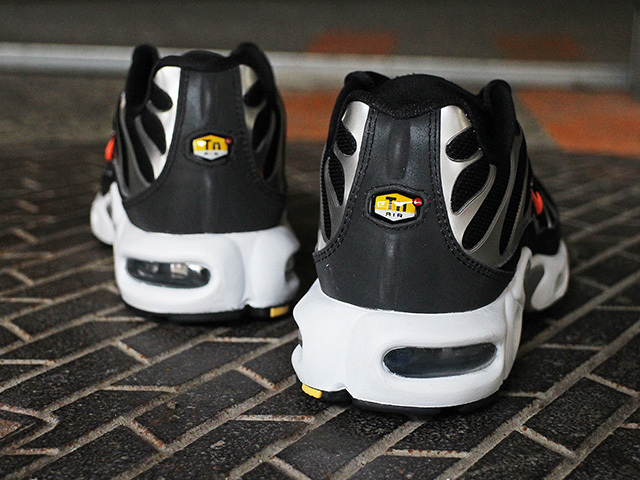 AIR MAX PLUS TN SPECIAL EDITION “BLACK/HYPER CRIMSON”01