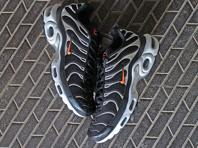 AIR MAX PLUS TN SPECIAL EDITION “BLACK/HYPER CRIMSON”01