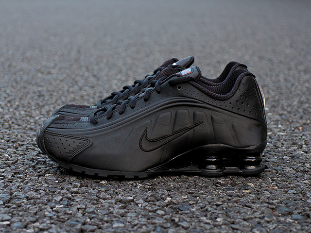 WMNS SHOX R4 “BLACK/BLACK/MAX ORANGE”01