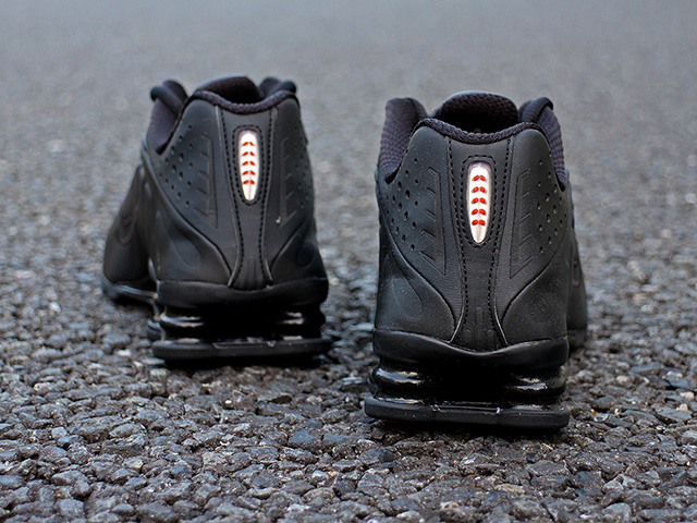 WMNS SHOX R4 “BLACK/BLACK/MAX ORANGE”01