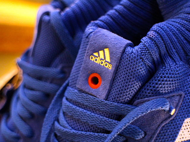 ULTRA BOOST MID “Run Thru Time”01