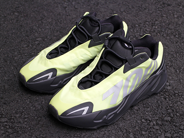 YEEZY BOOST 700 MNVN “PHOSPHOR”01