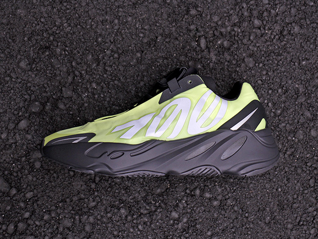 YEEZY BOOST 700 MNVN “PHOSPHOR”01