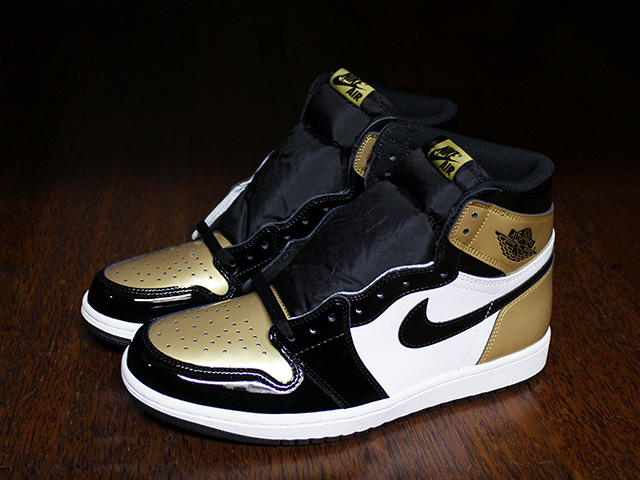 AIR JORDAN 1 RETRO HIGH OG “GOLD TOE”01