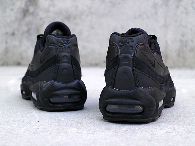AIR MAX 95 ESSENTIAL “TRIPLE BLACK”01