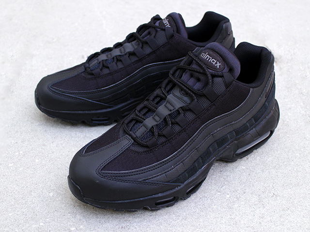 AIR MAX 95 ESSENTIAL “TRIPLE BLACK”01
