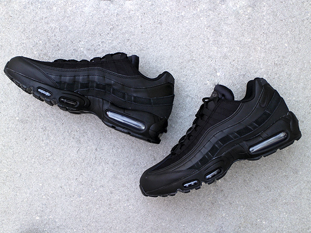 AIR MAX 95 ESSENTIAL “TRIPLE BLACK”01