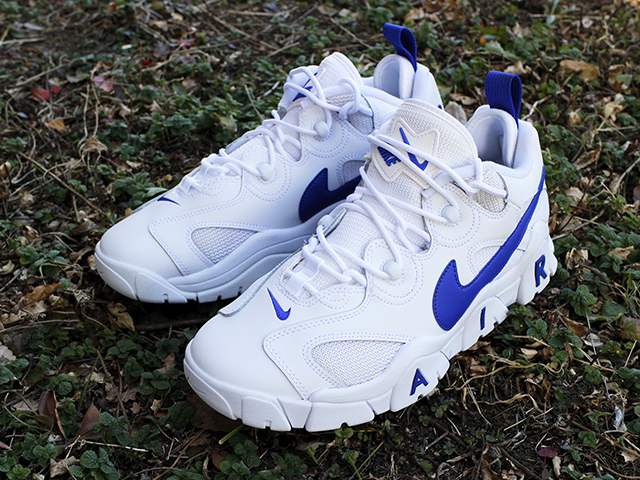 AIR BARRAGE LOW “WHITE/HYPER BLUE”01