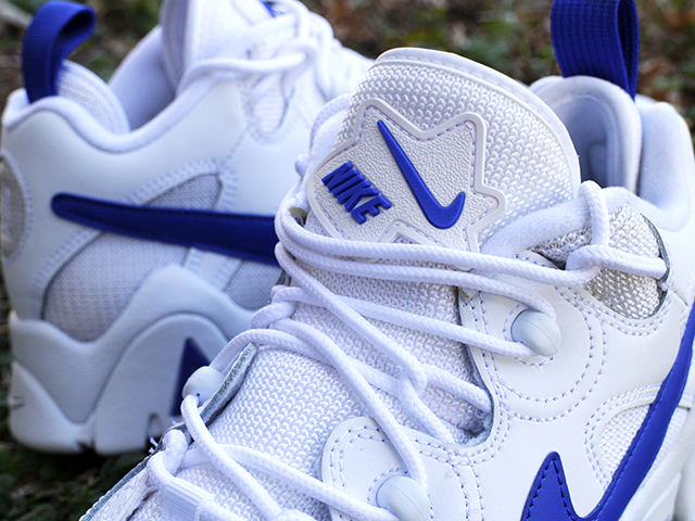 AIR BARRAGE LOW “WHITE/HYPER BLUE”01