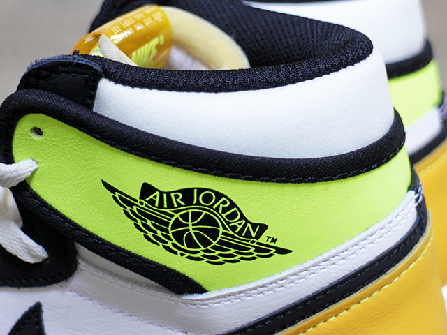 AIR JORDAN 1 RETRO HIGH OG “VOLT/UNIVERSITY GOLD”01