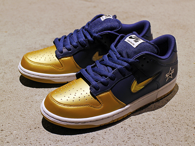 SB DUNK LOW OG QS “SUPREME” METALLIC GOLD/NAVY01
