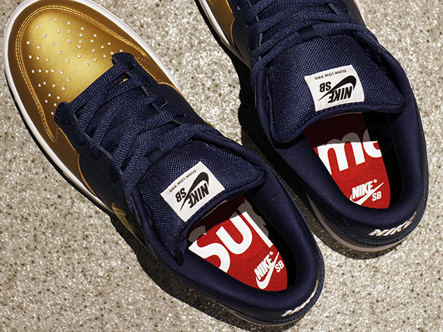 SB DUNK LOW OG QS “SUPREME” METALLIC GOLD/NAVY01