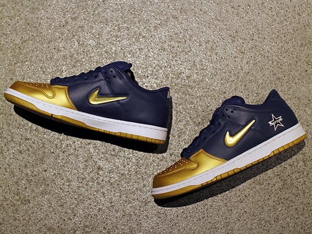 SB DUNK LOW OG QS “SUPREME” METALLIC GOLD/NAVY01