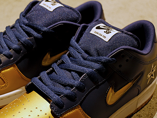 SB DUNK LOW OG QS “SUPREME” METALLIC GOLD/NAVY01
