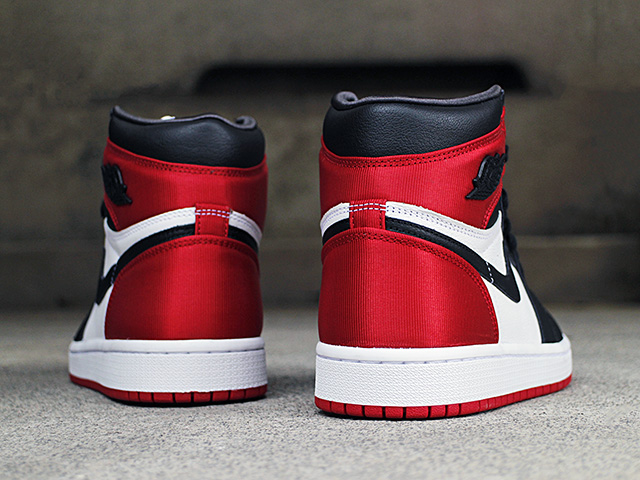 WMNS AIR JORDAN 1 RETRO HIGH OG “SATIN BLACK TOE”01