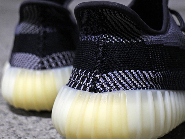 YEEZY BOOST 350 V2 “CARBON”01