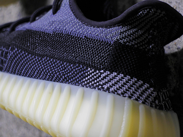 YEEZY BOOST 350 V2 “CARBON”01