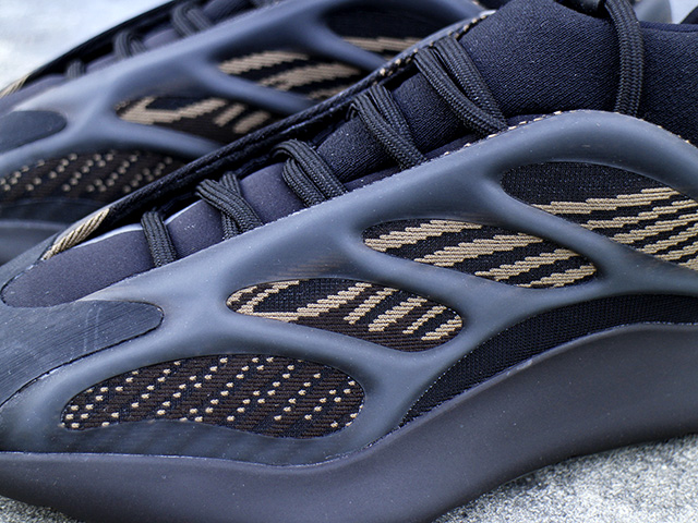 YEEZY 700 V3 “EREMIEL”01