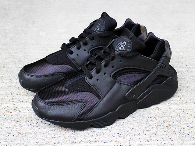 AIR HUARACHE “TRIPLE BLACK”01