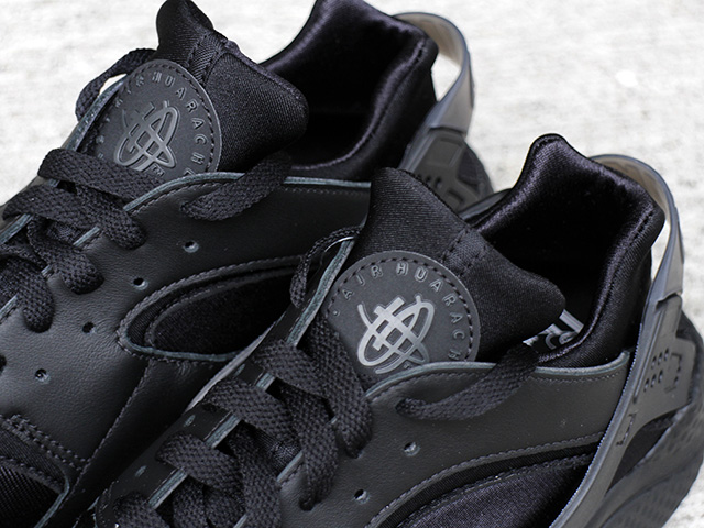 AIR HUARACHE “TRIPLE BLACK”01