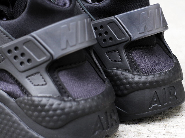 AIR HUARACHE “TRIPLE BLACK”01