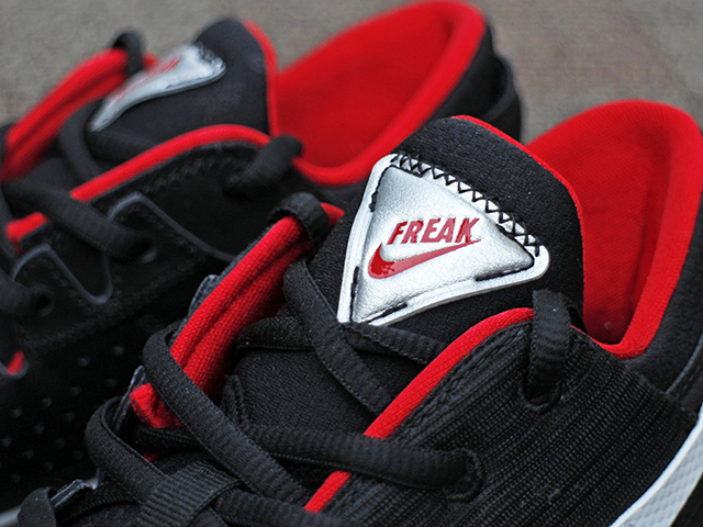 ZOOM FREAK 2 BLACK/WHITE-UNIVERSITY RED01