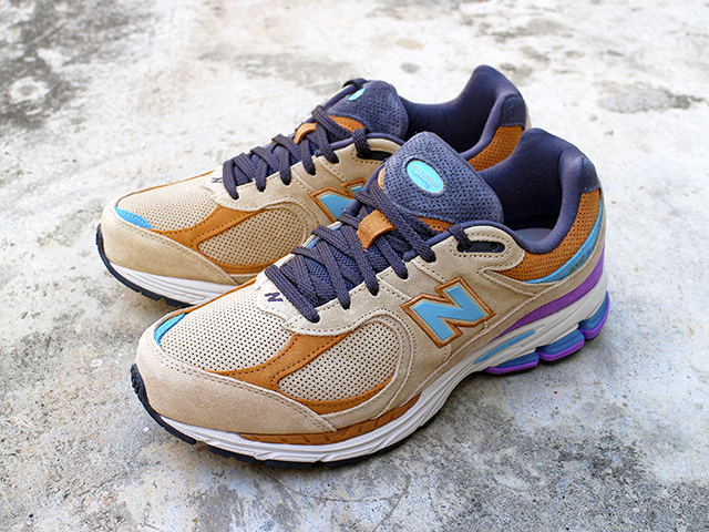 NEW BALANCE M2002R WA BEIGE/PURPLE01